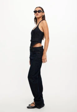 CRAWFORD JEANS - DARK DENIM -Lionessfashion Shop 04 10 23 LIONESS RESHOOTS STELLAVIDS RESHOOTS 0018