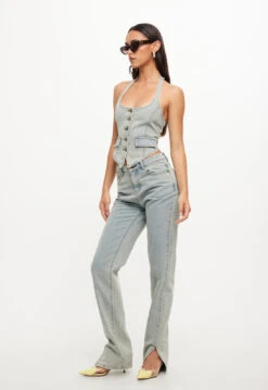 CRAWFORD JEANS - LIGHT DENIM -Lionessfashion Shop 04 10 23 LIONESS RESHOOTS STELLAVIDS RESHOOTS 035