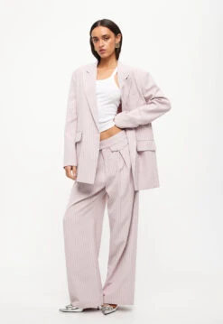 NYC BLAZER - PINK PINSTRIPE -Lionessfashion Shop 24 05 23 LIONESS ReShoots Roberta Reshoots 443