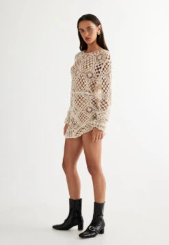 ATZARÓ CROCHET MINI DRESS - ALMOND -Lionessfashion Shop 27 03 23 LIONESS ReShoots Roberta RESHOOTS 1271