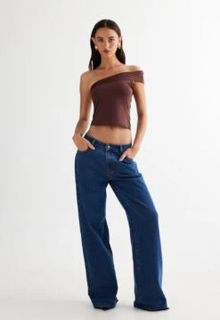 MAGIC OFF SHOULDER - CHOCOLATE -Lionessfashion Shop 27 03 23 LIONESS ReShoots Roberta RESHOOTS 276