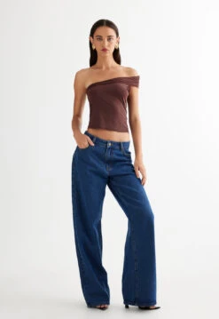 MAGIC OFF SHOULDER - CHOCOLATE -Lionessfashion Shop 27 03 23 LIONESS ReShoots Roberta RESHOOTS 333