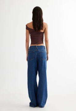 MAGIC OFF SHOULDER - CHOCOLATE -Lionessfashion Shop 27 03 23 LIONESS ReShoots Roberta RESHOOTS 346